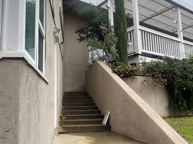 714 Ocean View Dr — Photo 3