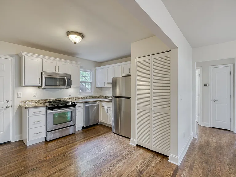 1523 Oakview Rd #4 — Photo 4