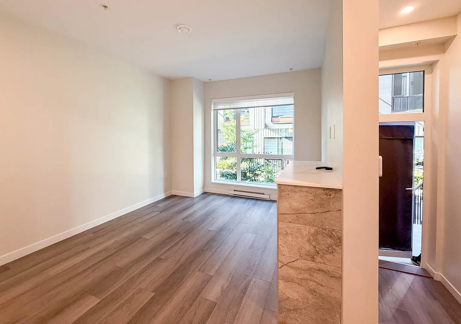 3 bed, 1080 sqft, $4,230 — Photo 4