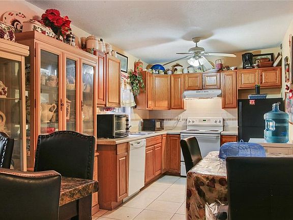 2nd image of 912 E Crenshaw St