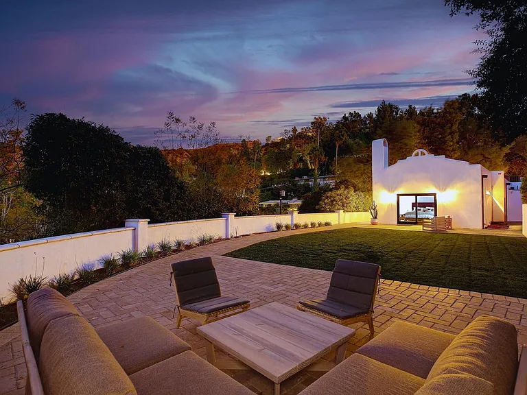 2570 Nichols Canyon Rd — Photo 35