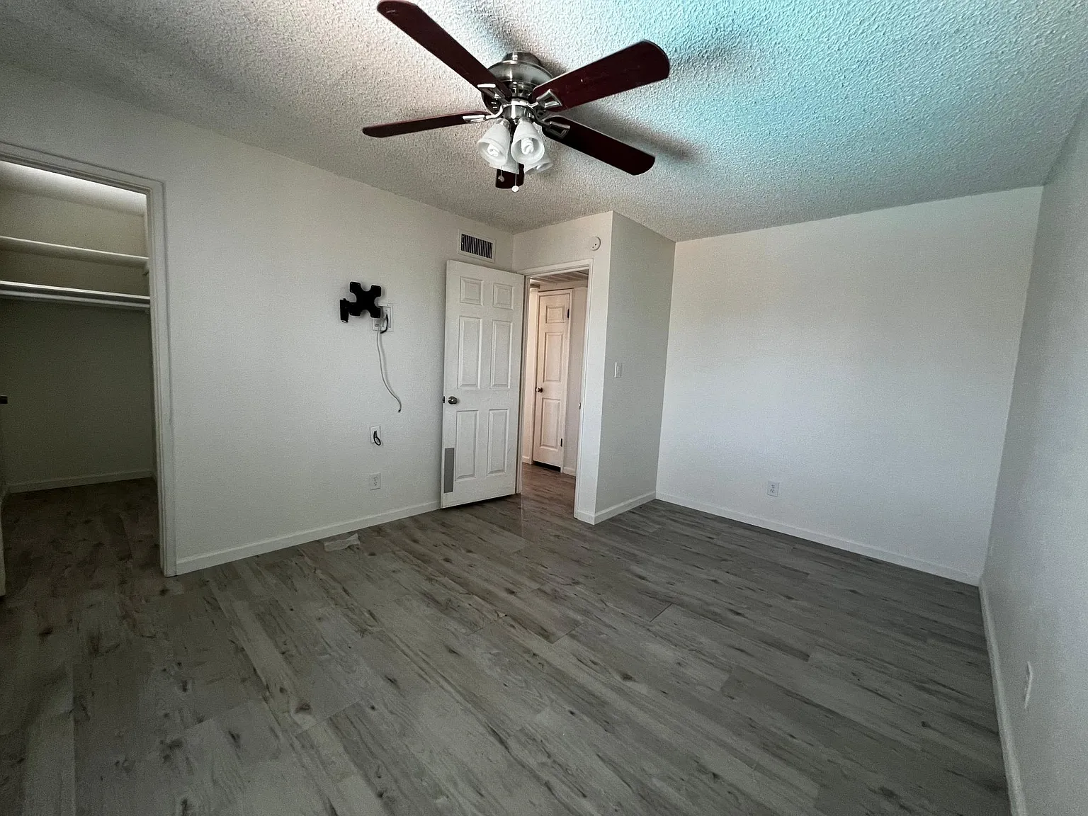 5 bed, 1632 sqft, $2,500 — Photo 2
