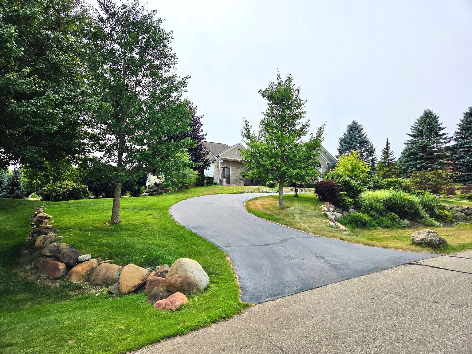 6 bed, 3.5 bath, 2426 sqft, $3,750 — Photo 2