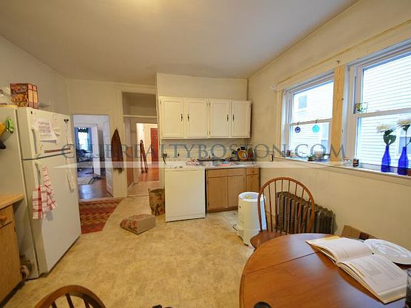 3rd image of 31 Brackett St