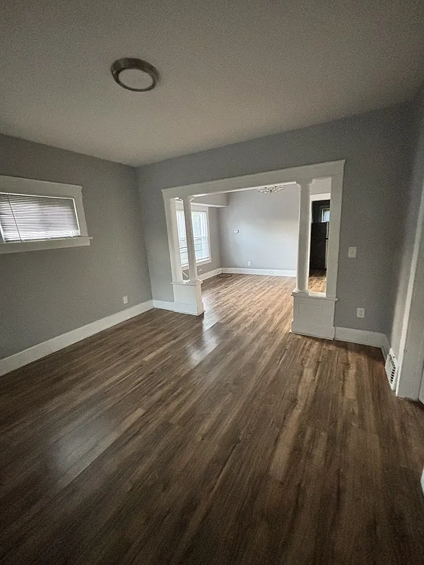 2 bed, 1.0 bath, 877 sqft, $1,100 — Photo 2