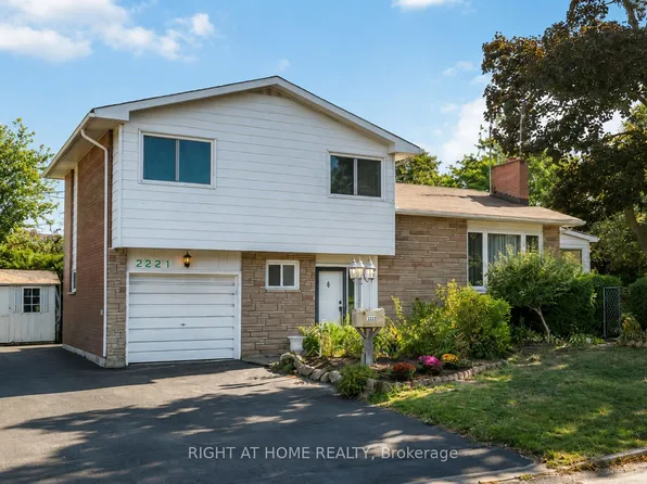 2221 Circle Pl, Ottawa, ON K1G 3E2