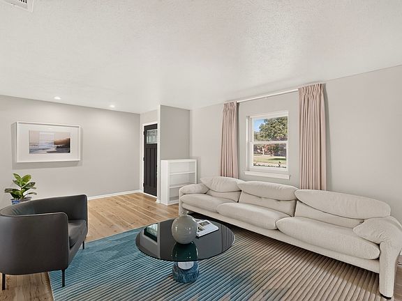 4th image of 1702 Surrey Cir
