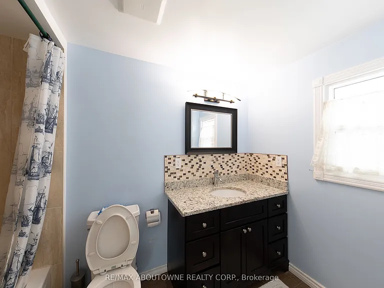 2072 Glenada Cres — Photo 21