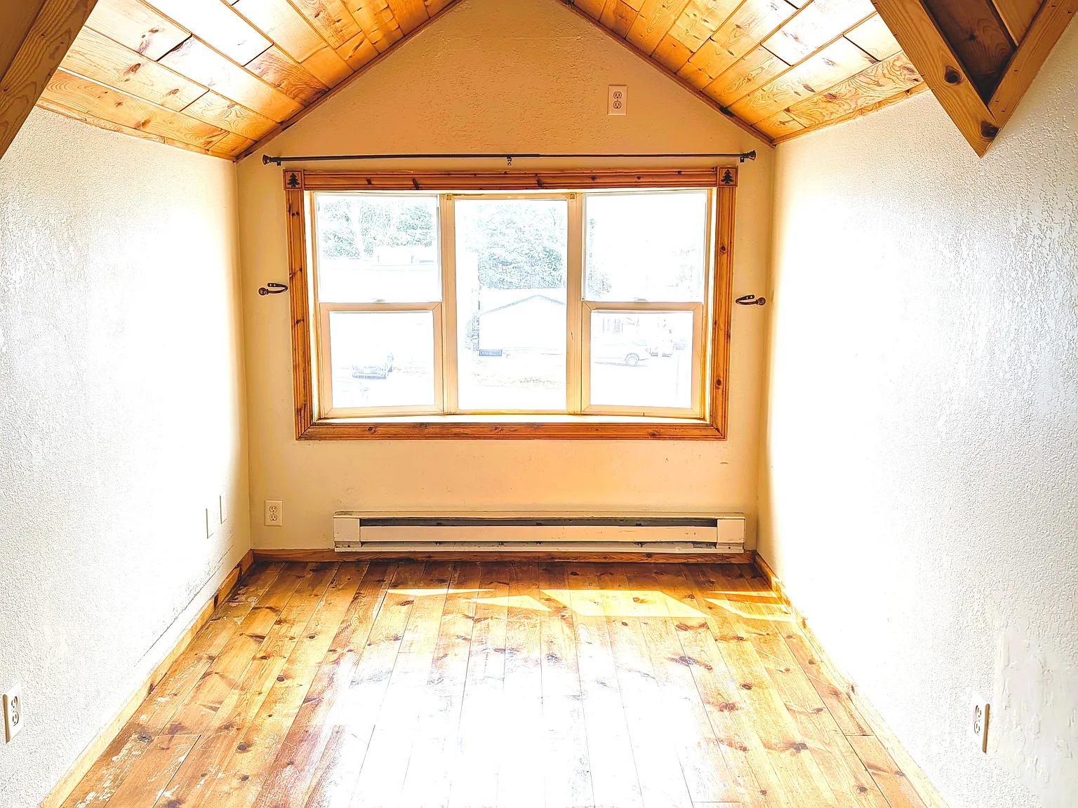 380 Main St W — Photo 2