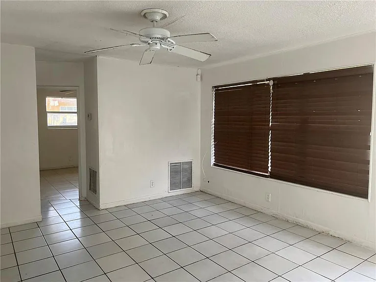 10 NW 19th St — Photo 12