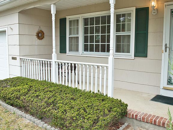 3rd image of 14 Sherwood Ln