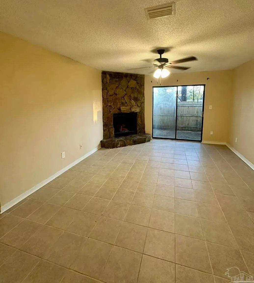 2 bed, 1000 sqft, $1,400 — Photo 2