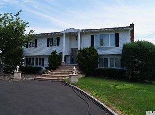 176 Clocks Blvd, Massapequa, NY