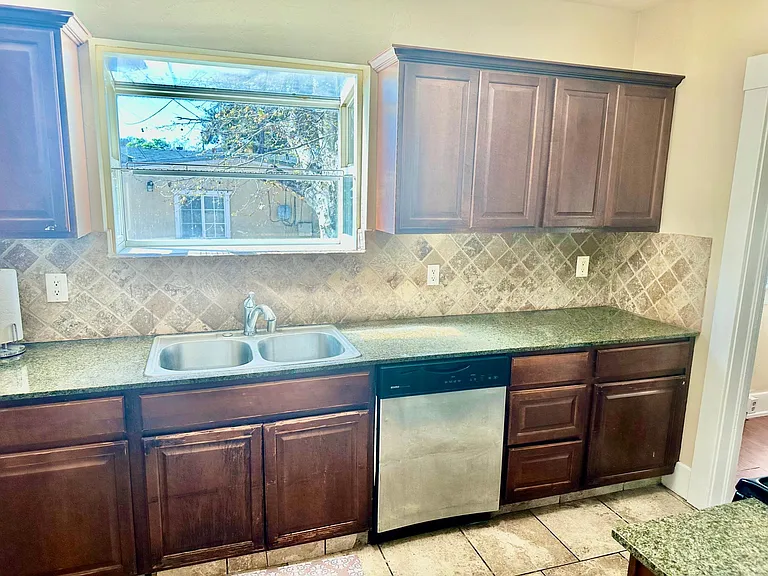 1257 N Thorne Ave — Photo 9