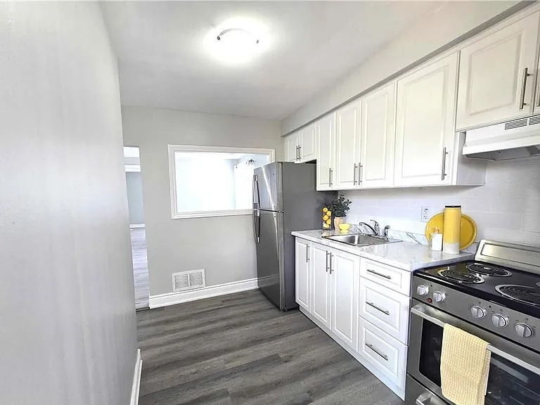 300 Balmoral Ave N #2 — Photo 3