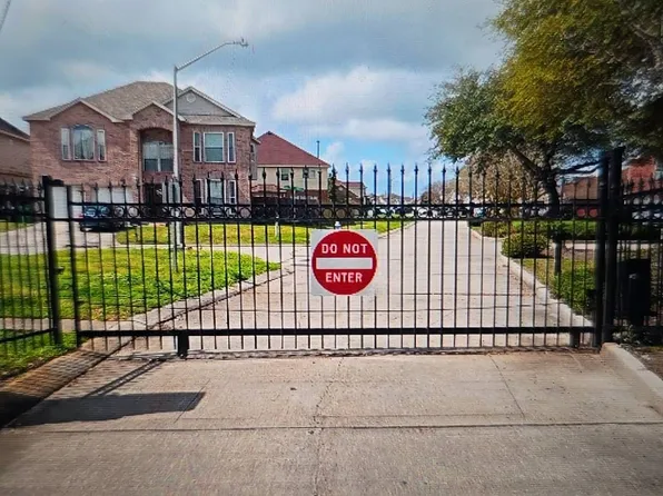 2201 N Village Green St, Harvey, LA 70058