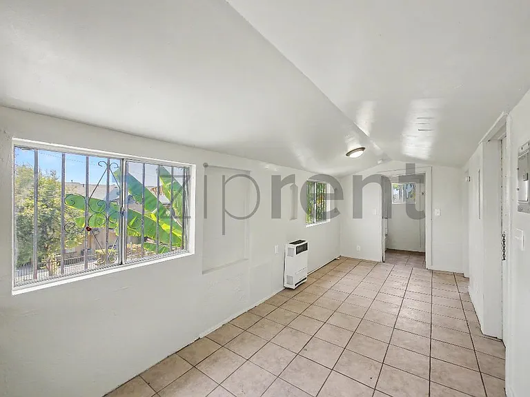 1251 E 59th Pl #B — Photo 6