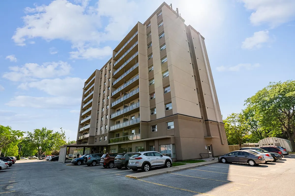 Pontiac Court Highrise — Photo 3