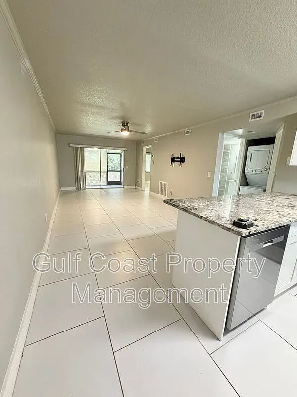 2 bed, 2.0 bath, 860 sqft — Photo 3
