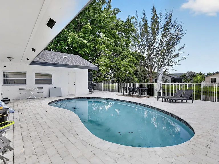 16709 SW 5th Ct — Photo 36