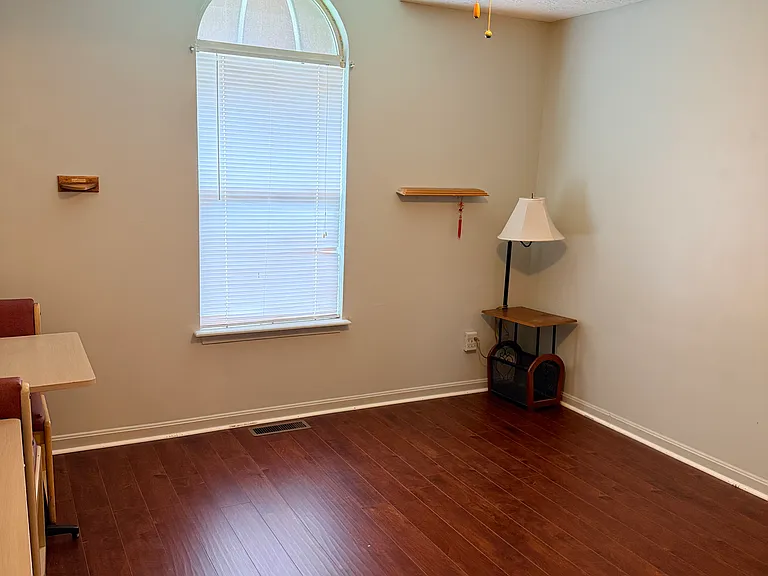 941 E Madison St — Photo 5