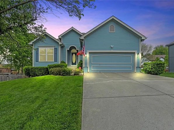 304 Lakeview Dr, Smithville, MO 64089