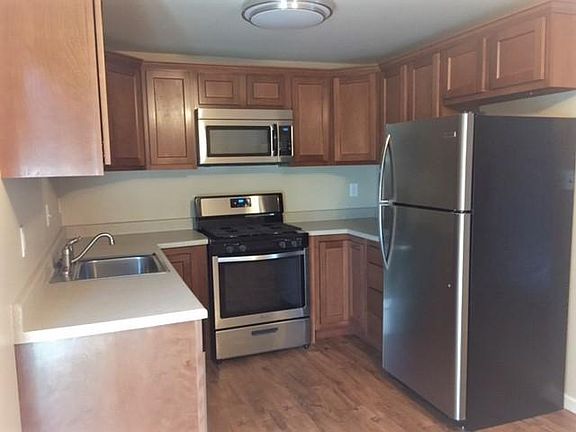 Appliances and layout may vary.