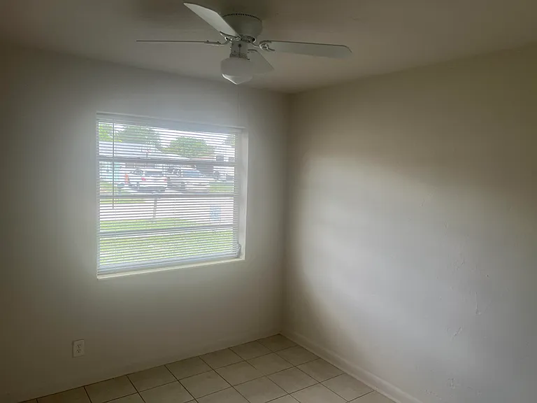 2410 SW 44th Ave — Photo 12
