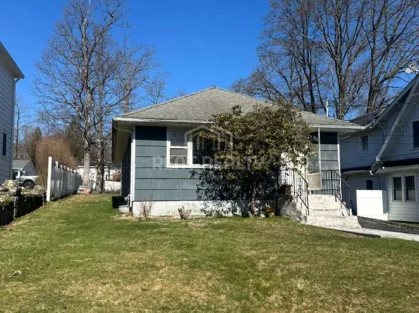 8 Mid Oaks St, Monroe, NY 10950