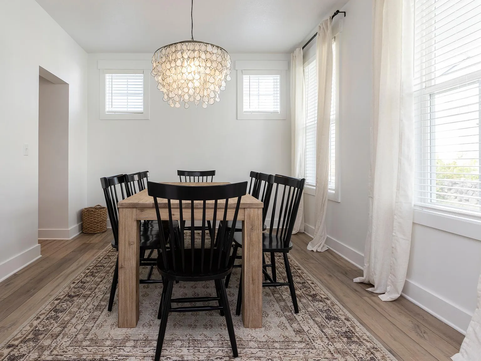 4 bed, 2348 sqft, $4,500 — Photo 3