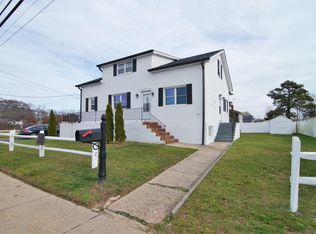 867 Milligan Ln APT A, West Islip, NY
