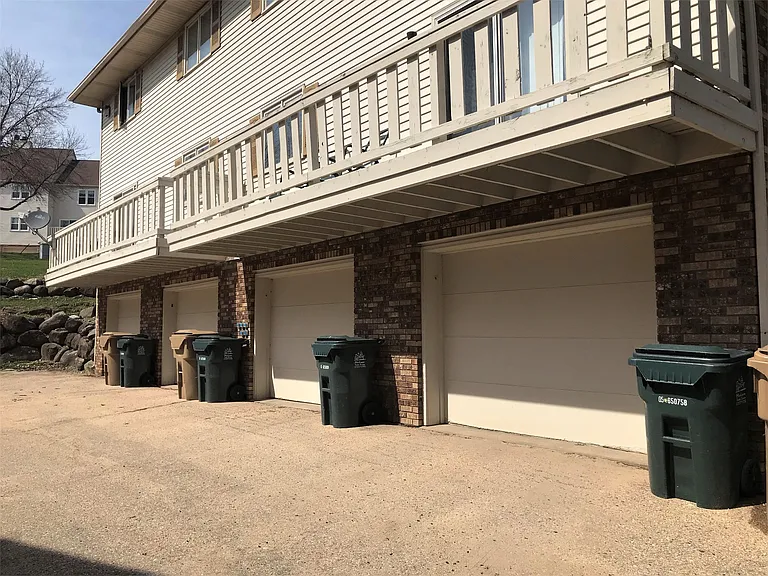Attached, Oversized, 1-Car Garages