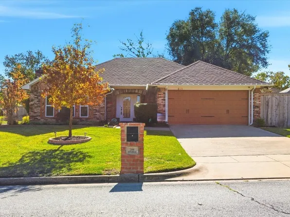 201 Montreal Dr, Hurst, TX 76054