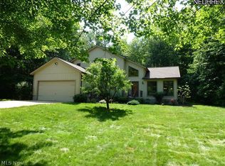 19082 Brookfield Rd, Chagrin Falls, OH 44023