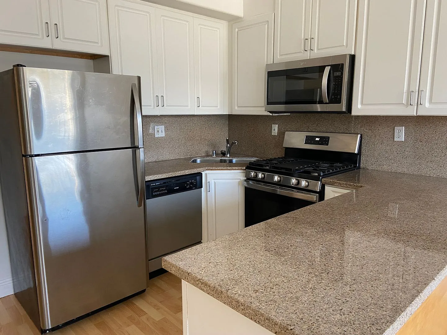 Great 1 bedroom, 1 bathroom - parking included — Photo 1