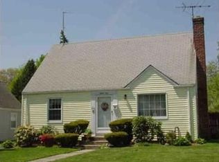 39 Fairway Dr, Cranston, RI 02920