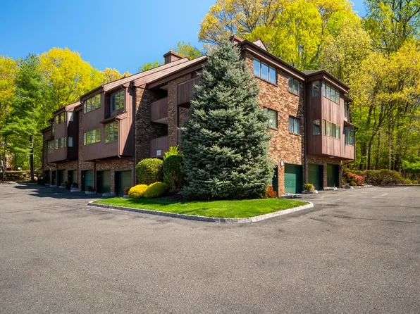 138 Indian Hollow Ct, Mahwah, NJ 07430