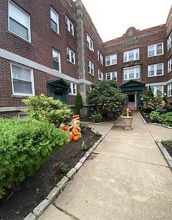 4th image of 15 Ives St #25