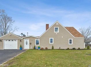 547 Sand Hill Rd, Wantagh, NY 11793