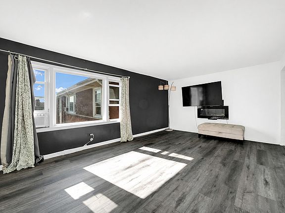 3rd image of 8020 S Pulaski Rd #3W