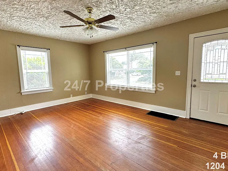 1204 NE 62nd Ave — Photo 2