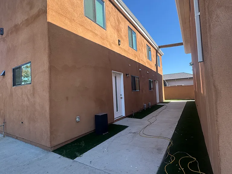 11604 S San Pedro St #3 — Photo 11