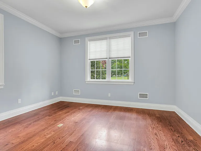 11 Plandome Dr — Photo 19