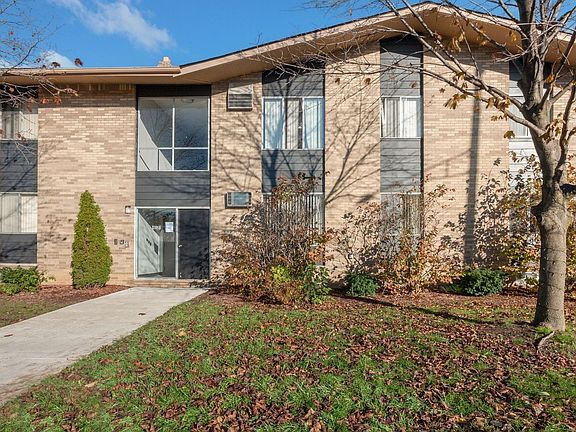 2nd image of 550 Rosewood St #103