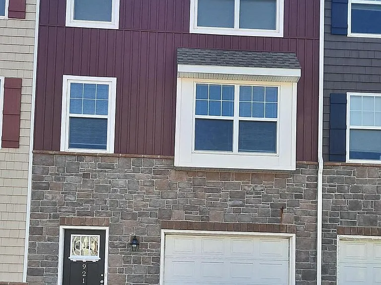 921 Admirals Quay Dr — Photo 1