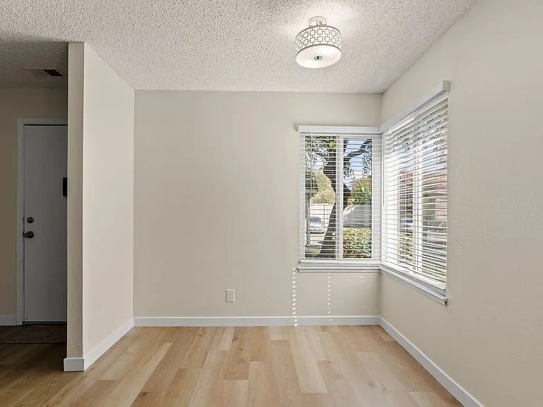 4910 Lowry Rd — Photo 15