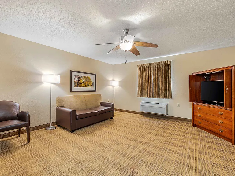 1 Bedroom Suite - 1 Queen Bed