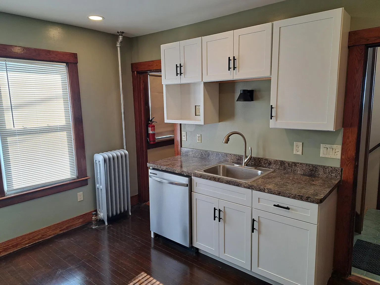 2 bed, 1100 sqft, $1,700 — Photo 2