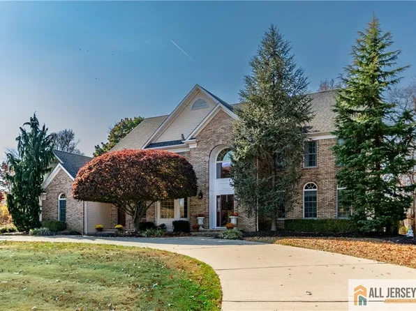 8 Ireland Brook Dr, North Brunswick, NJ 08902