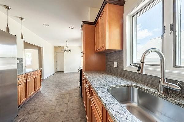 1st image of 12 Goldthwaite Pl #2